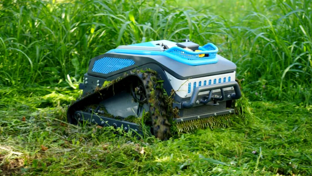 Primăria Sectorului 3 testează un robot electric „silențios” de tuns iarba