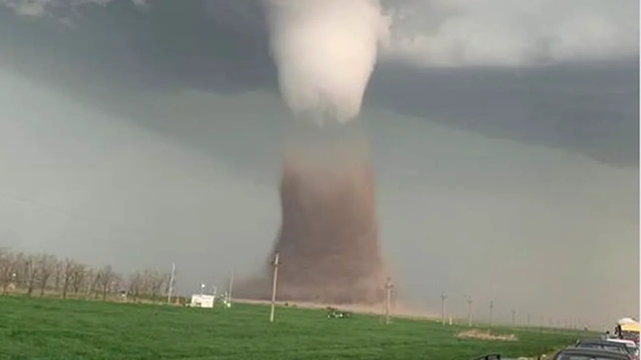 Tornadele şi ploile torenţiale se răspândesc în centrul şi sudul SUA