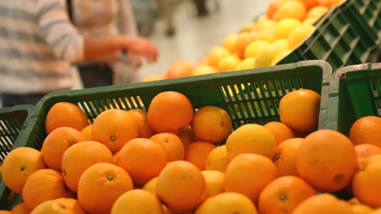 Substanţă periculoasă găsită pe 108 kg citrice, la un hypermarket/ Paul Anghel, director ANPC: Produsele au fost retrase de la vânzare şi ANSVSA va face analize