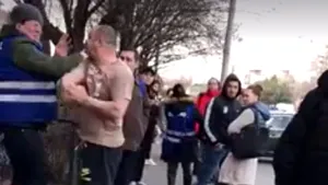VIDEO Scene revoltătoare în Bucureşti: Tatăl unei fete amendate în RATB i-a bătut pe controlori