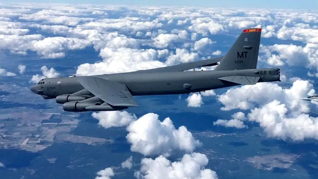 Un bombardier nuclear american a zburat în apropiere de Rusia, acompaniat de avioane poloneze  