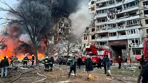 O rachetă a lovit un bloc din oraşul Dnipro. Echipele de salvare caută supravieţuitori