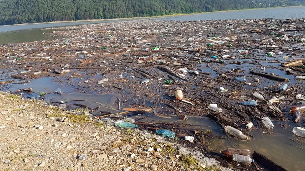Lacul Bicaz, transformat în groapă de gunoi. Ministrul Mediului cere sancţiuni dure