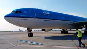FOTO| Un avion al KLM cu 298 de pasageri la bord şi o aeronavă Scandinavian Airlines au aterizat de urgenţă pe Aeroportul Henri Coandă, la două ore distanţă. Starea călătorilor