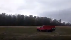 Răzbunare violentă: Bărbat urmărit pe un câmp şi călcat intenţionat cu maşina de un sătean. Imaginile, filmate de familia victimei | VIDEO
