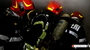 Un om al străzii a murit, iar un altul a fost rănit într-un incendiu izbucnit la vagoane dezafectate, în Timiş 