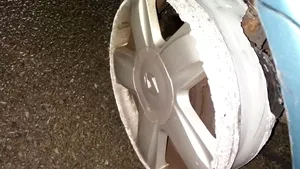 FOTO | A mers pe autostradă fără cauciucuri pe roţile din faţă. Cum au reacţionat poliţiştii