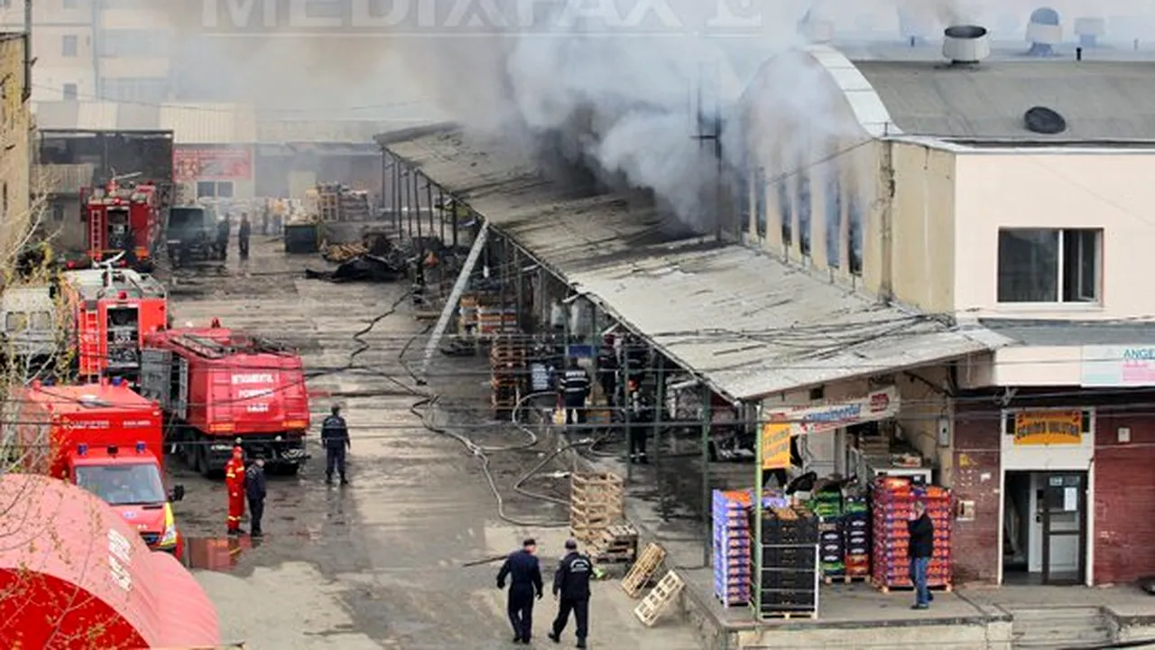 Incendiu puternic la Iaşi: Clădirea unui centru comercial s-a prăbuşit parţial - FOTO, VIDEO