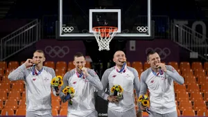 Gestul iconic de pe podiumul Jocurilor Olimpice care îi nedumereşte pe mulţi. De ce muşcă sportivii medalia? 