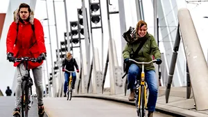 VIDEO. Campionat de ciclism destinat amatorilor de senzaţii tari. Participanţii au înfruntat furtuna Ciara, de-a lungul coastei olandeze
