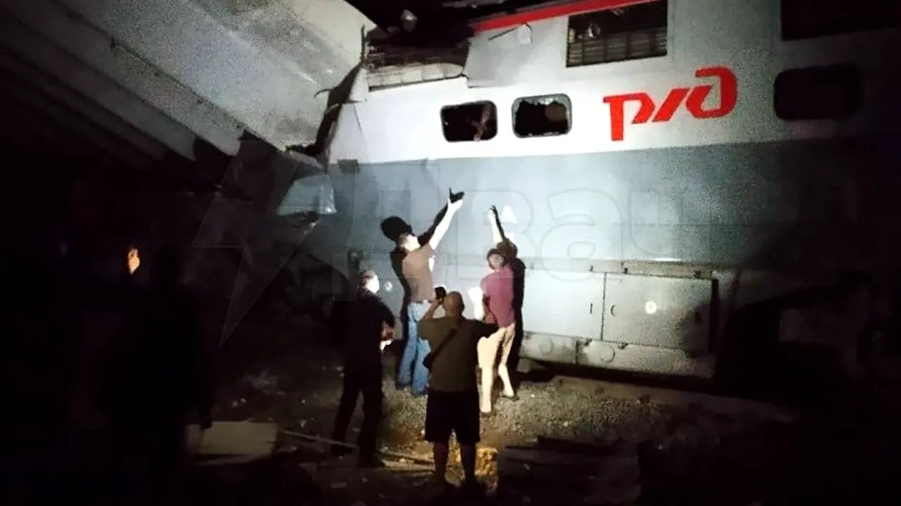 Rusia: Un tren a deraiat după ce un pod s-a prăbușit peste calea ferată. Cel puțin 7 oameni au murit