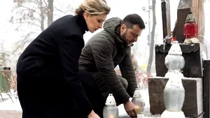 Zelenski marchează Ziua anuală a demnităţii şi libertăţii în Ucraina. Preşedintele a mulţumit ucrainenilor pentru curajul lor: 
„Putem rămâne fără bani. Fără benzină. Fără apă caldă. Fără lumină. Dar nu fără libertate”
