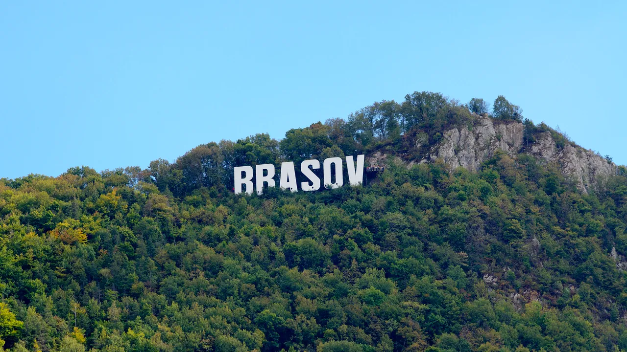 Simbolul Braşovului, din vârful Muntelui Tâmpa, a rămas în beznă