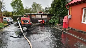 Şapte localităţi din Botoşani, Hunedoara, Mehedinţi şi Satu Mare au fost afectate de ploi şi vânt