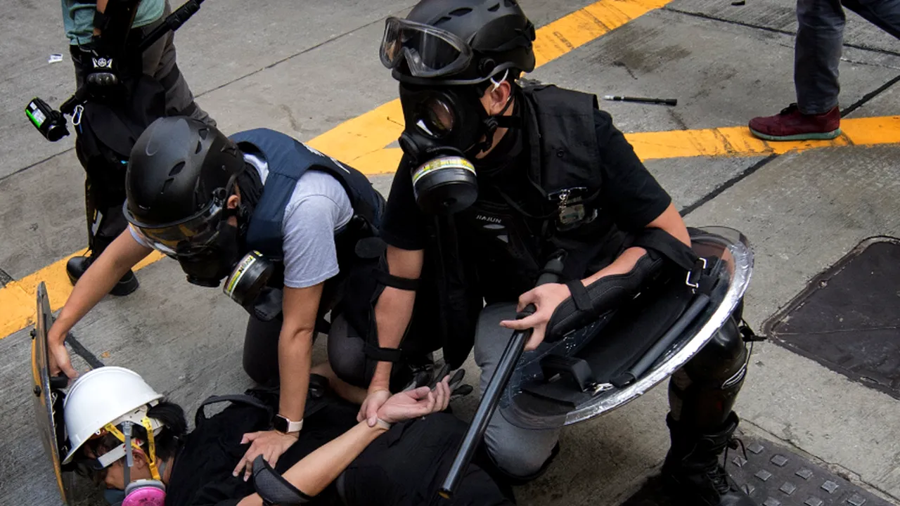 LIVE VIDEO Noi proteste violente în Hong Kong: Poliţia a folosit gaze lacrimogene şi a reţinut mai mulţi participanţi la manifestaţii 