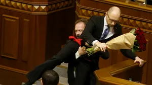 SCANDAL cu îmbrânceli în Parlamentul Ucrainei: Premierul luat pe sus de la tribună de un coleg de coaliţie - VIDEO