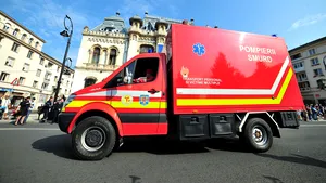 Starea copilului de 3 ani, rănit după ce hainele puse la uscat pe sobă au luat foc şi au căzut peste el. Medicii din Capitală speră la o minune
