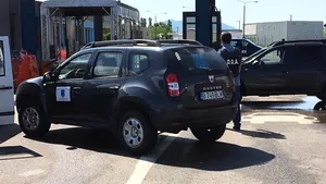 Percheziţii la Vama Stamora-Moraviţa. Poliţiştii de frontieră ar fi ajutat suspecţi să fugă din ţară - FOTO