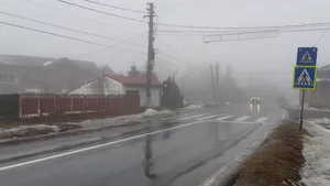 Atenţionare ANM: Jumătate din ţară, sub cod galben de ceaţă şi chiciură. Un zbor anulat şi altul deviat din cauza condiţiilor meteo