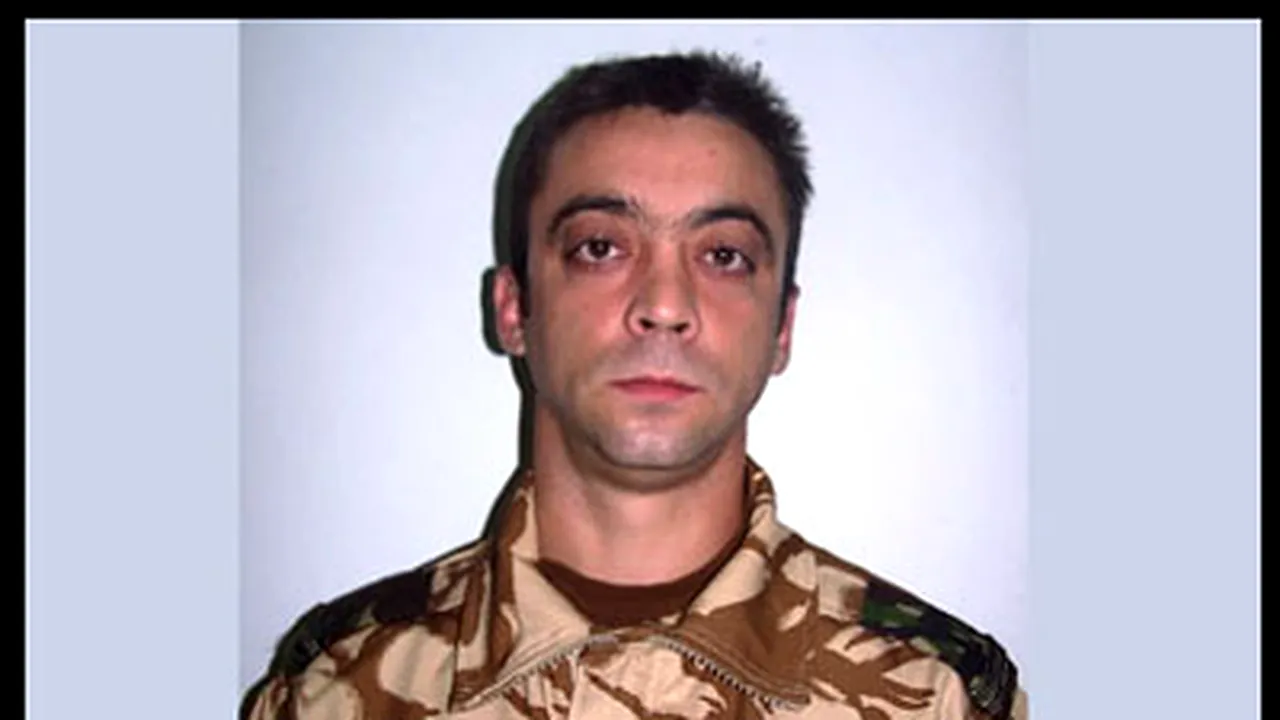 Sute de persoane, la funeraliile ofiţerului mort în Afganistan