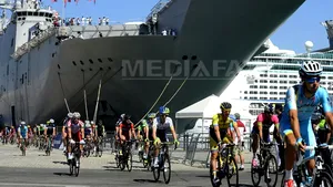 Start INEDIT în Turul ciclist al Spaniei: Rutierii au plecat în cursă de pe un portavion - FOTO