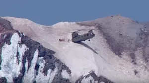 Operaţiune de salvare SPECTACULOASĂ. Un pilot talentat de Chinook arată de ce este capabil unul dintre cele mai mari elicoptere din lume | VIDEO