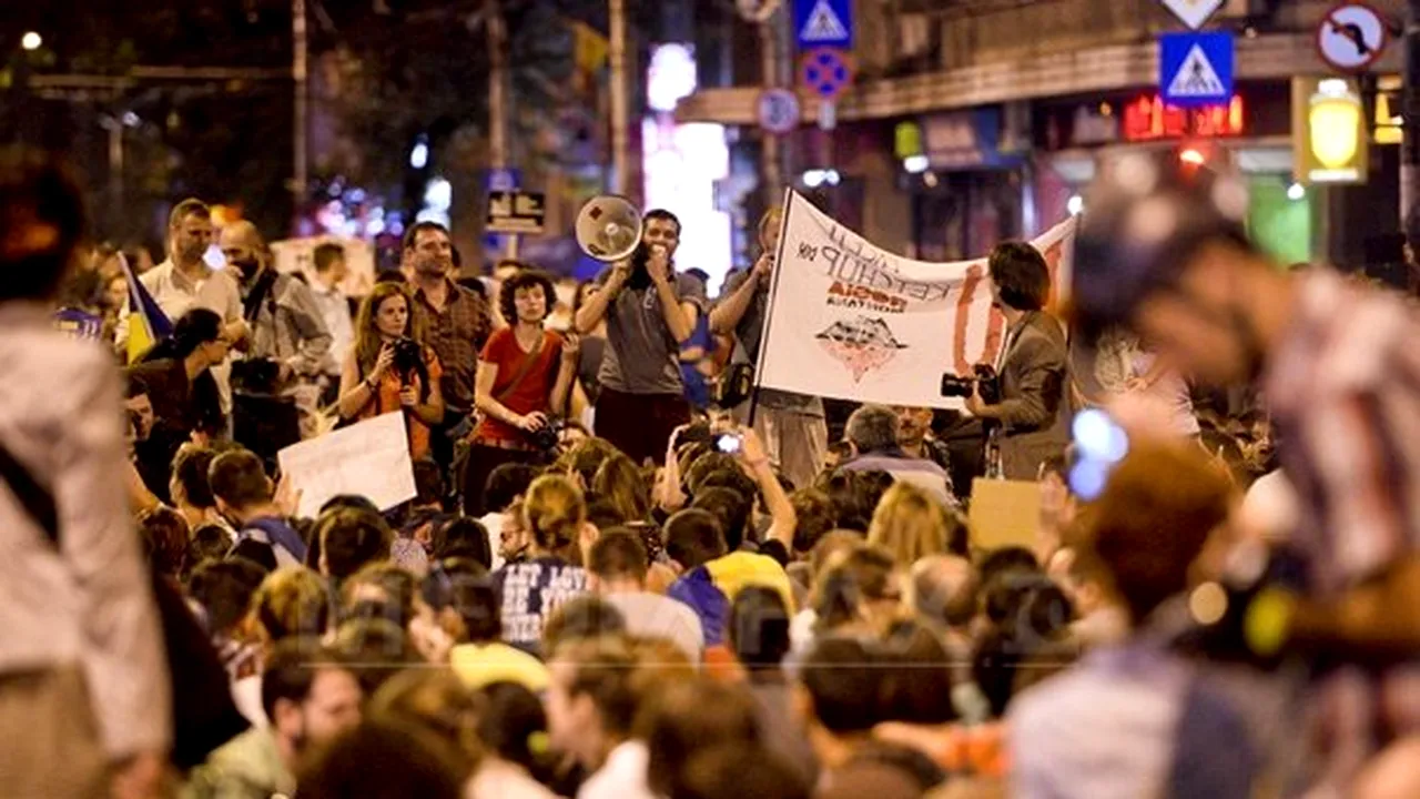 PROTESTELE DIN CAPITALĂ, la a cincea zi: Sute de persoane manifestează împotriva proiectului de la Roşia Montană. Bulevardul Regina Elisabeta a fost BLOCAT
