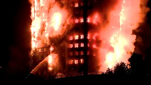 Incendiu uriaş la o clădire cu 24 de etaje din vestul Londrei | Cel puţin 12 morţi. Sute de pompieri se luptă cu flăcările/ 75 de persoane, transportate la spitale - LIVE VIDEO