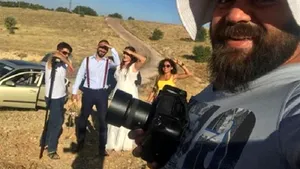 Un fotograf de nunţi l-a bătut pe mire după ce a aflat că mireasa lui este minoră