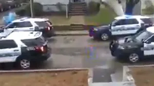 Surpriza pe care a primit-o un băiat de ziua lui, în izolare. Şapte maşini de poliţie au venit în faţa casei lui. Gestul neaşteptat al oamenilor legii