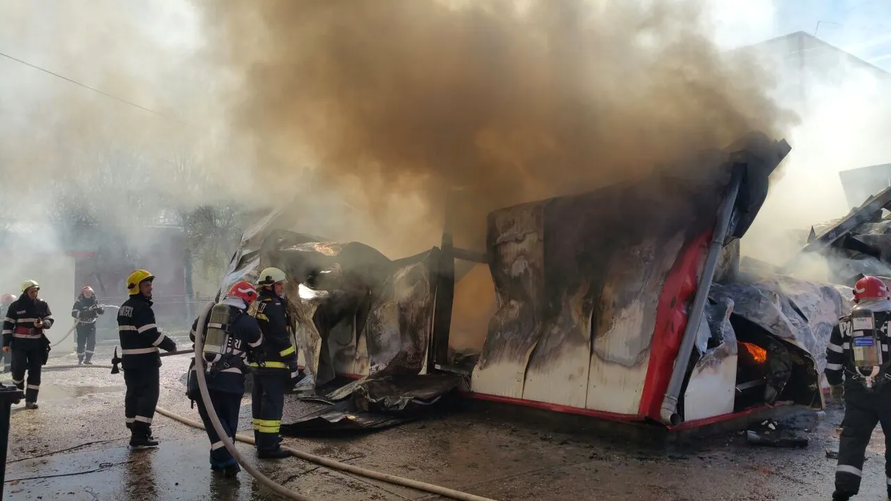 FOTO Incendiu la o hală din Sectorul 3 al Capitalei, unde există pericol de prăbuşire