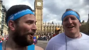 VIDEO Prietenia care schimbă vieţi. Un bărbat cu tendinţe sinucigaşe, a reuşit să termine un maraton alături de străinul care l-a convins în 2008 să nu se arunce de pe pod