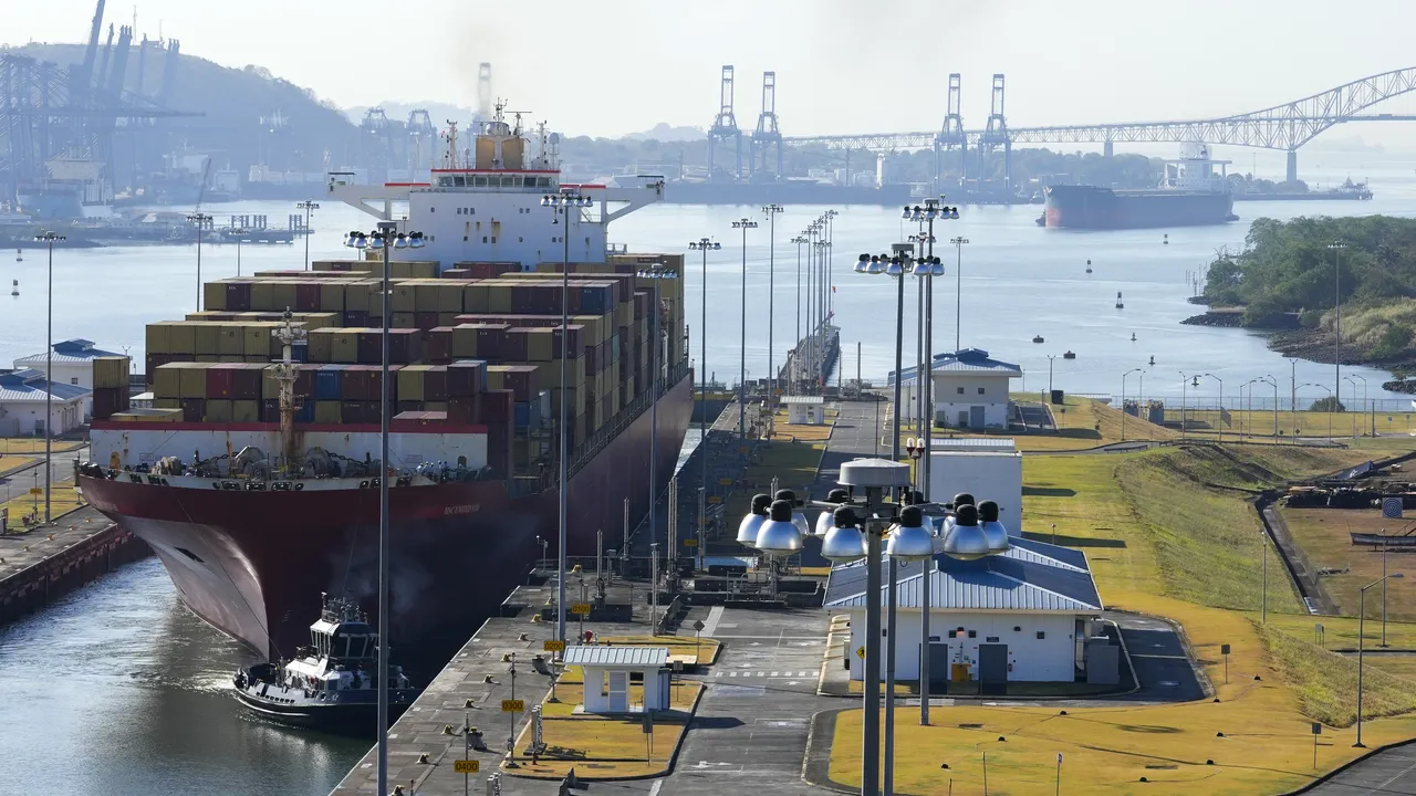 Pericol în Canalul Panama. Nivelul apei a atins din cauza secetei cote alarmante, iar autorităţile reduc drastic numărul de nave ce pot traversa canalul cheie pentru comerţul global