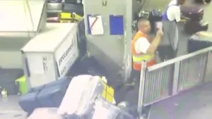 După imaginile publicate cu angajatul care aruncă bagajele pe Aeroportul Otopeni, companiile de handling, notificate pentru rezilierea contractelor