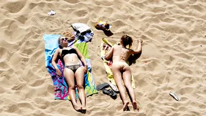 „Plaja, unul dintre cele mai sigure locuri”. La ce trebuie să fii atent şi ce spun experţii despre transmiterea coronavirusului în apă