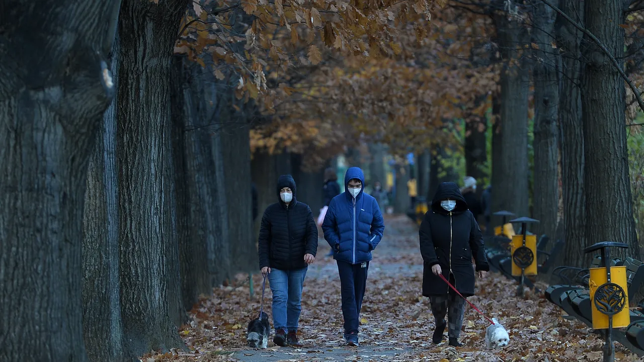 METEO. Vremea în noiembrie. Temperaturile vor fi mai ridicate decât normalul perioadei, apoi vor coborî