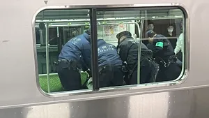 Trei bărbaţi, atacaţi de o femeie cu un cuţit într-un tren din Tokyo