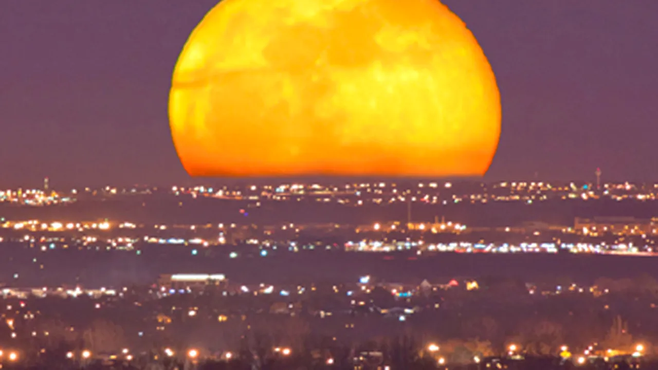 Cea mai mare LUNĂ PLINĂ din 2012: Cum s-a văzut răsăritul satelitului natural al Pământului - GALERIE FOTO