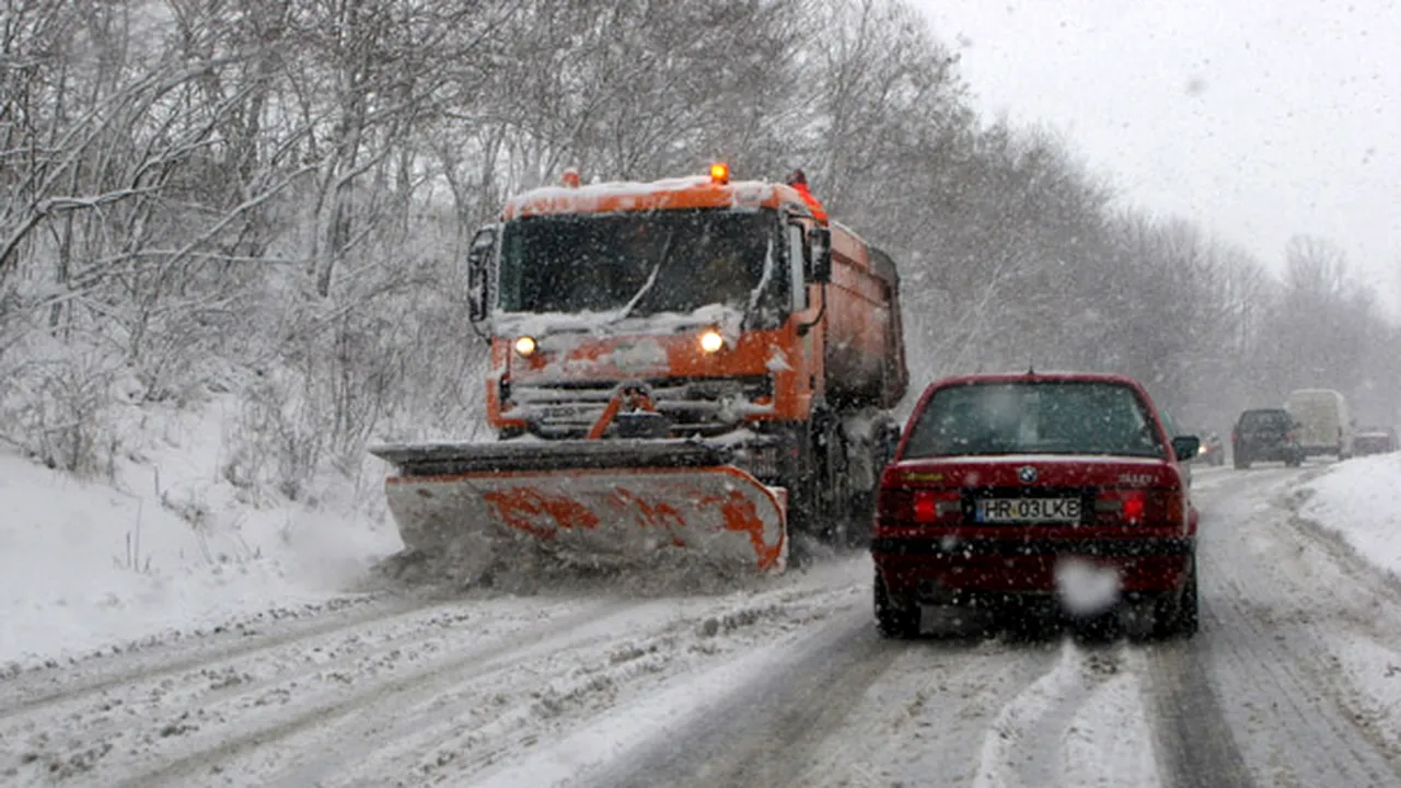Dolj: Din cauza viscolului, un utilaj de deszăpezire s-a răsturnat într-un şanţ