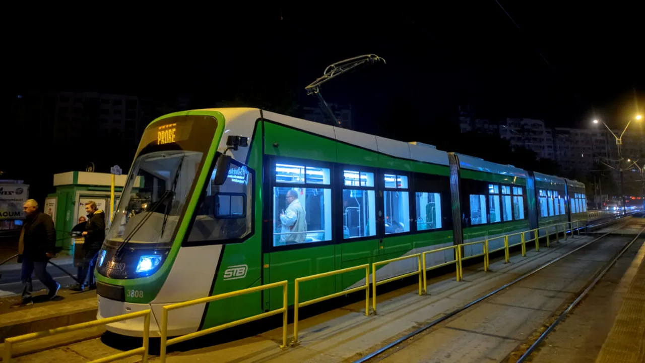 Un tramvai a deraiat în Capitală și a lovit un stâlp. Patru persoane, transportate la spital