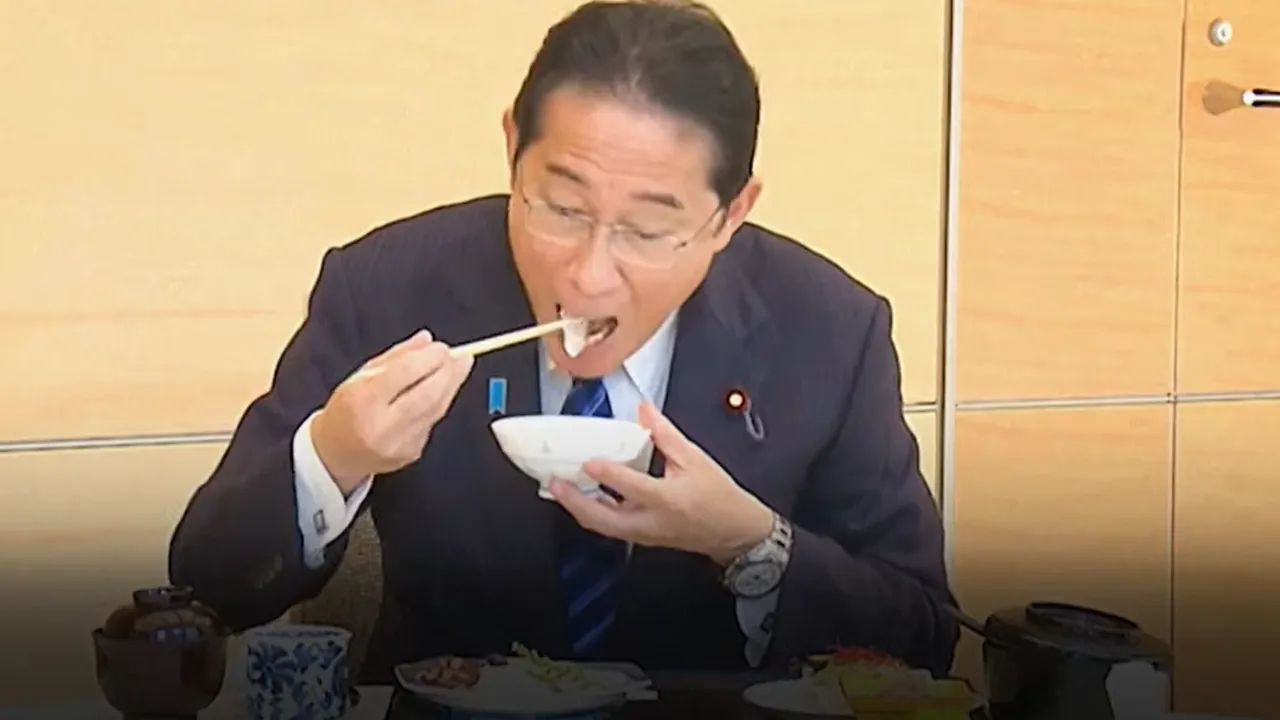 Premierul Japoniei a mâncat peşte prins la Fukushima pentru a demonstra că apa nu este poluată