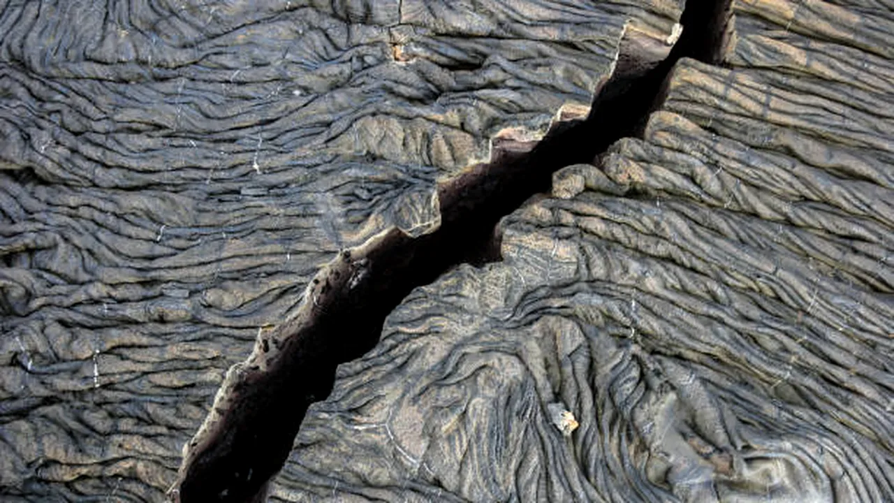 Zona de subducție Cascadia se destramă. Placa Explorer se rupe, anunțând astfel sfârșitul unei structuri tectonice majore