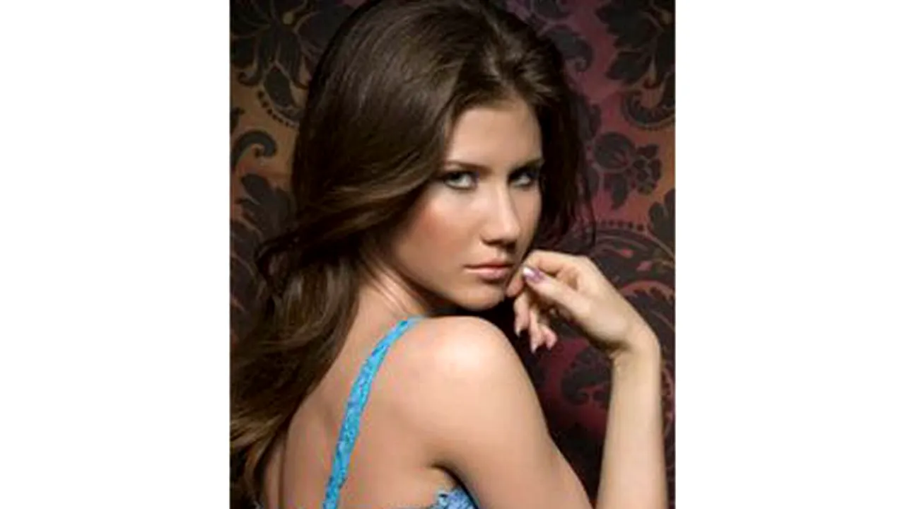 Spioana rusă Anna Chapman iese din umbră, apărând în fotografii provocatoare