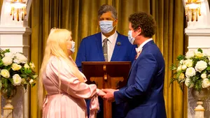 Dragostea bate carantina: De la reality show, la cununie în costum de protecţie 