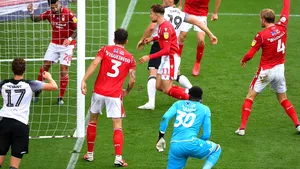 Un fan a sărit într-un râu, de fericire că echipa sa câştigase derby-ul. Doar că rezultatul partidei s-a schimbat în prelungiri