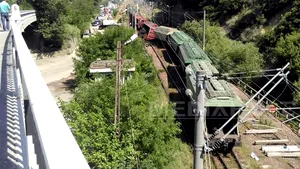 Traficul feroviar pe magistrala Timişoara - Bucureşti, unde au deraiat cinci vagoane, a fost reluat - FOTO