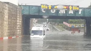 Bilanţul dezastruos al inundaţiilor din România: Trei persoane au murit, luate de viitură. Aproape 400 de case inundate