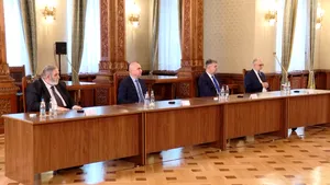 Klaus Iohannis a amânat desemnarea premierului. PSD, PNL, UDMR şi minorităţile au participat împreună la consultări / AUR, POT şi S.O.S. România au refuzat să intre / Surse: Crin Antonescu, propunerea coaliţiei la prezidenţiale
