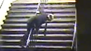 Cel mai greu drum de la o petrecere către casă: Este acesta cel mai beat om din lume? - VIDEO