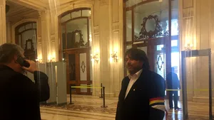 Preşedintele Klaus Iohannis, întâmpinat la sosirea la Parlament de opoziţie şi nu de liderii celor două Camere, Liviu Dragnea şi Călin Popescu Tăriceanu 